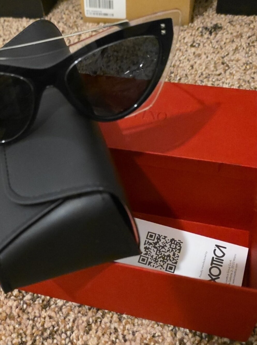 Valentino VA4041 sunglasses featuring a black and clear cat-eye BNIB - Picture 3 of 3